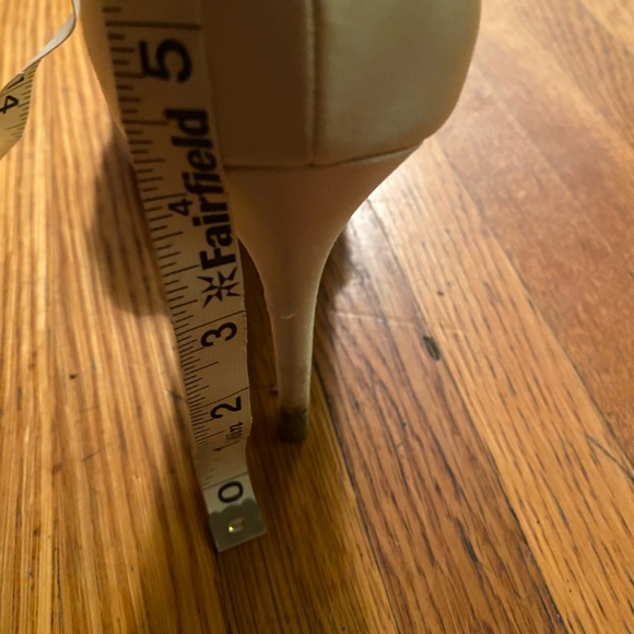 White peep toe Badgley Mischka heels with stunning embellishment - Picture 9 of 9